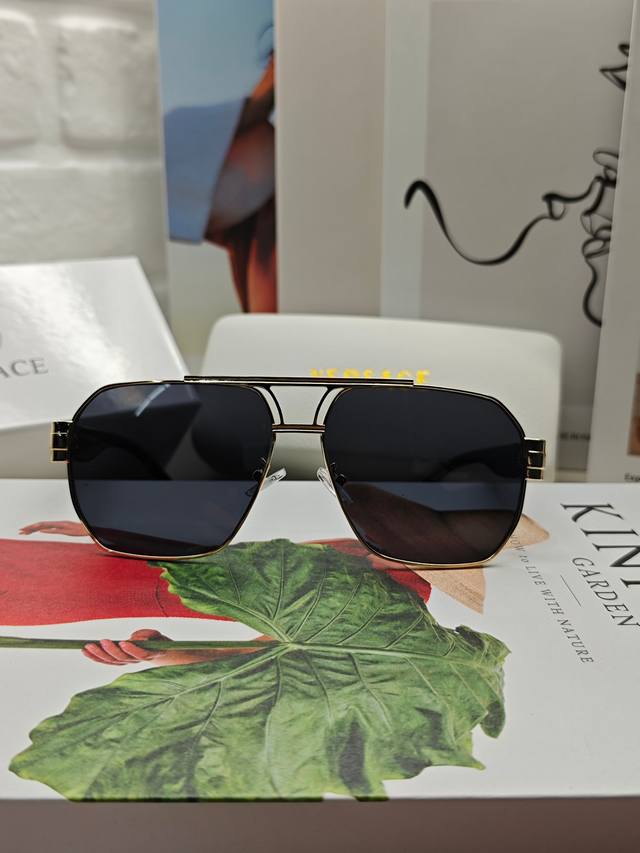 黑金 Versace 范思哲 方形太阳眼镜 简练金属风 金色美杜莎头像立体有质感